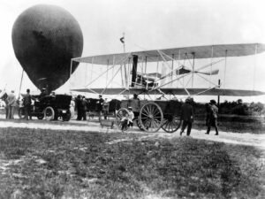 https://en.wikipedia.org/wiki/History_of_aviation#/media/File:Wright_Military_Flyer_arrives_at_Fort_Myer_VA_DA-SD-05-00659.JPEG DA-SD-05-00659