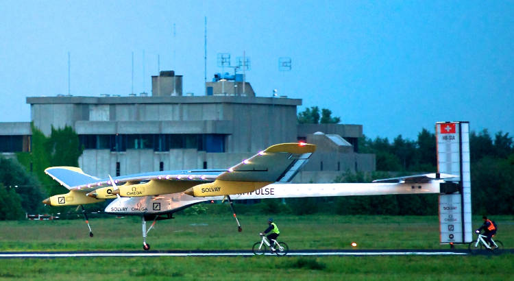 കടപ്പാട് : https://commons.wikimedia.org/wiki/File:SolarImpulse_HB-SIA_landing_Brussels_Airport_3-crop.jpg