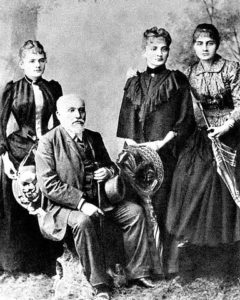 മേരി ക്യൂറിയുടെ കുടുംബം, കടപ്പാട് https://commons.wikimedia.org/wiki/File:Sklodowski_Family_Wladyslaw_and_his_daughters_Maria_Bronislawa_Helena.jpg