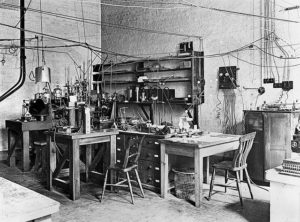 https://commons.wikimedia.org/wiki/File%3ASir_Ernest_Rutherfords_laboratory%2C_early_20th_century._(9660575343).jpg sir_ernest_rutherfords_laboratory_early_20th_century